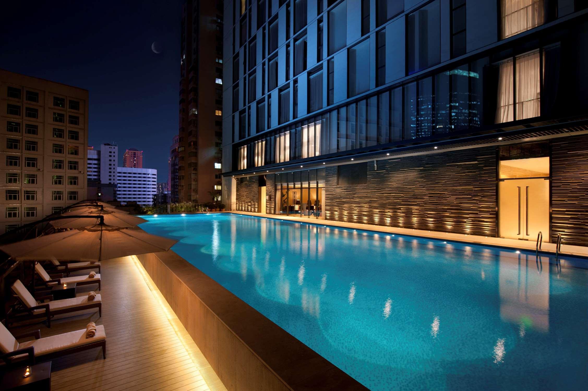 Hilton Guangzhou Tianhe - Free Shuttle Bus And Registration Counter Available During Canton Fair Period Eksteriør bilde The swimming pool at the hotel