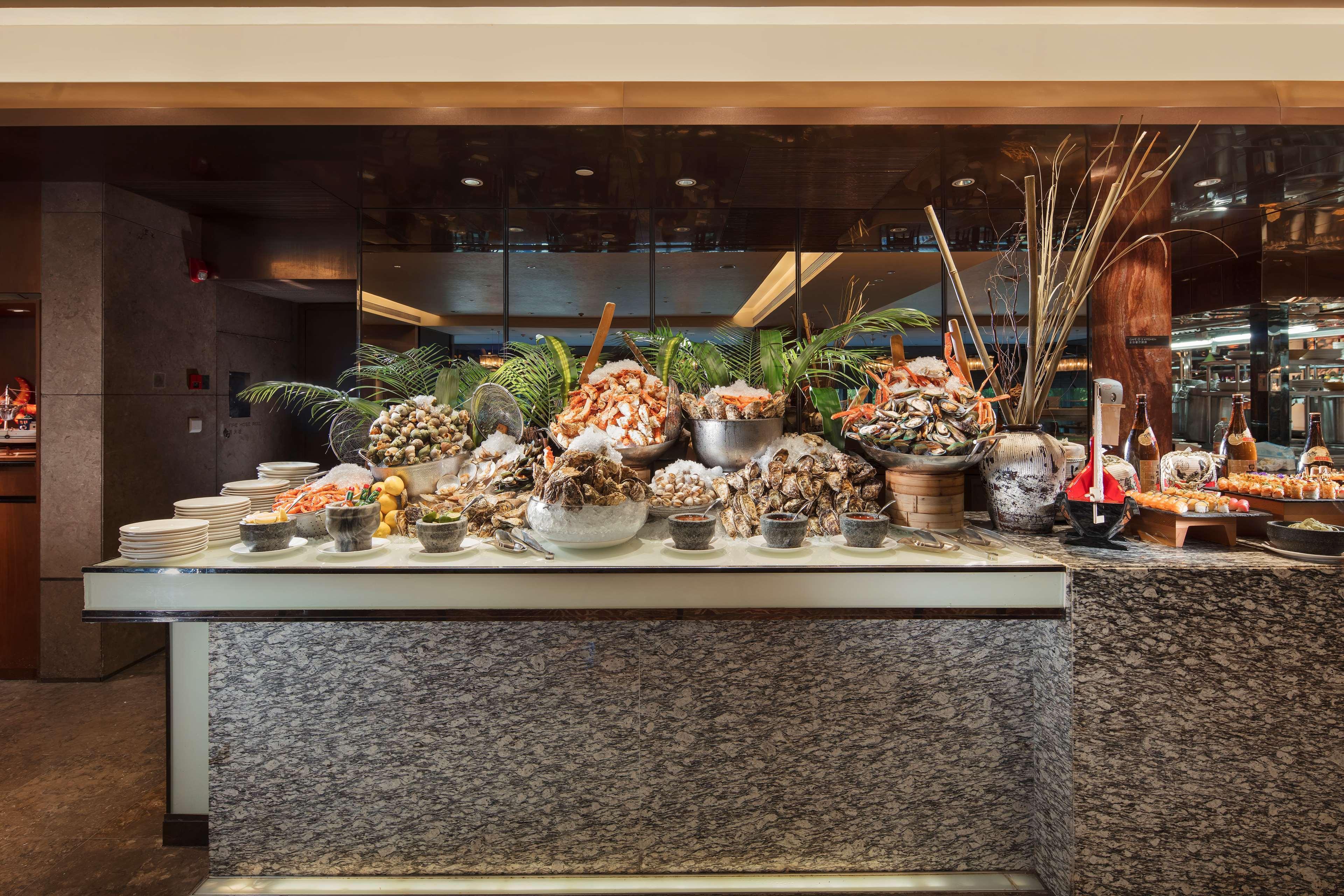 Hilton Guangzhou Tianhe - Free Shuttle Bus And Registration Counter Available During Canton Fair Period Eksteriør bilde Seafood display at the buffet