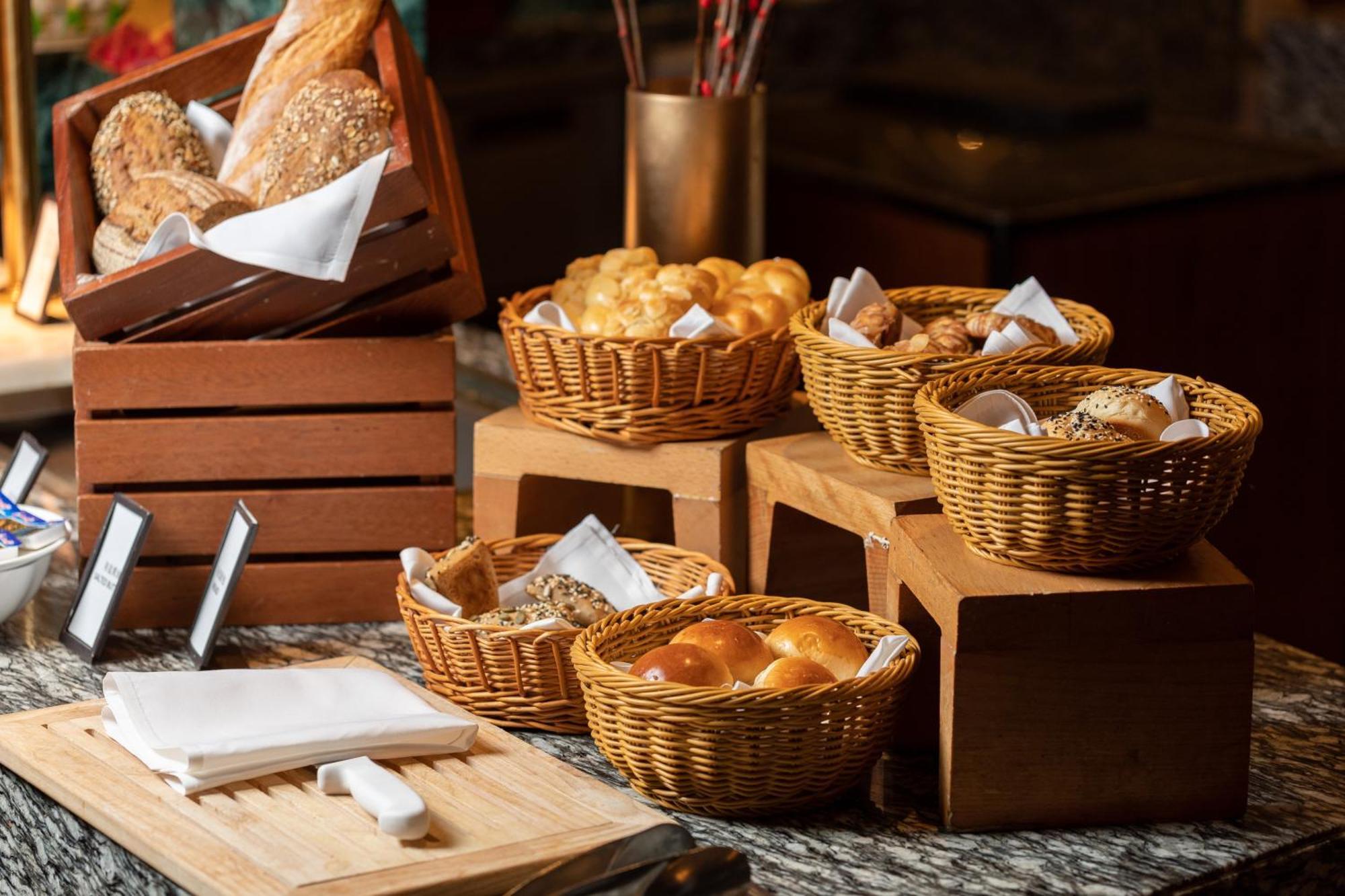 Hilton Guangzhou Tianhe - Free Shuttle Bus And Registration Counter Available During Canton Fair Period Eksteriør bilde Bread at a buffet