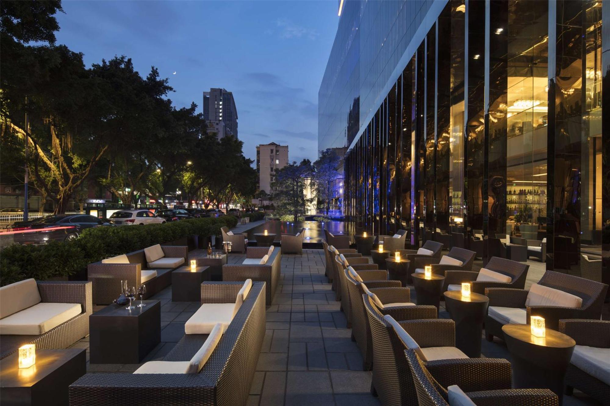 Hilton Guangzhou Tianhe - Free Shuttle Bus And Registration Counter Available During Canton Fair Period Eksteriør bilde The outdoor terrace at the bar