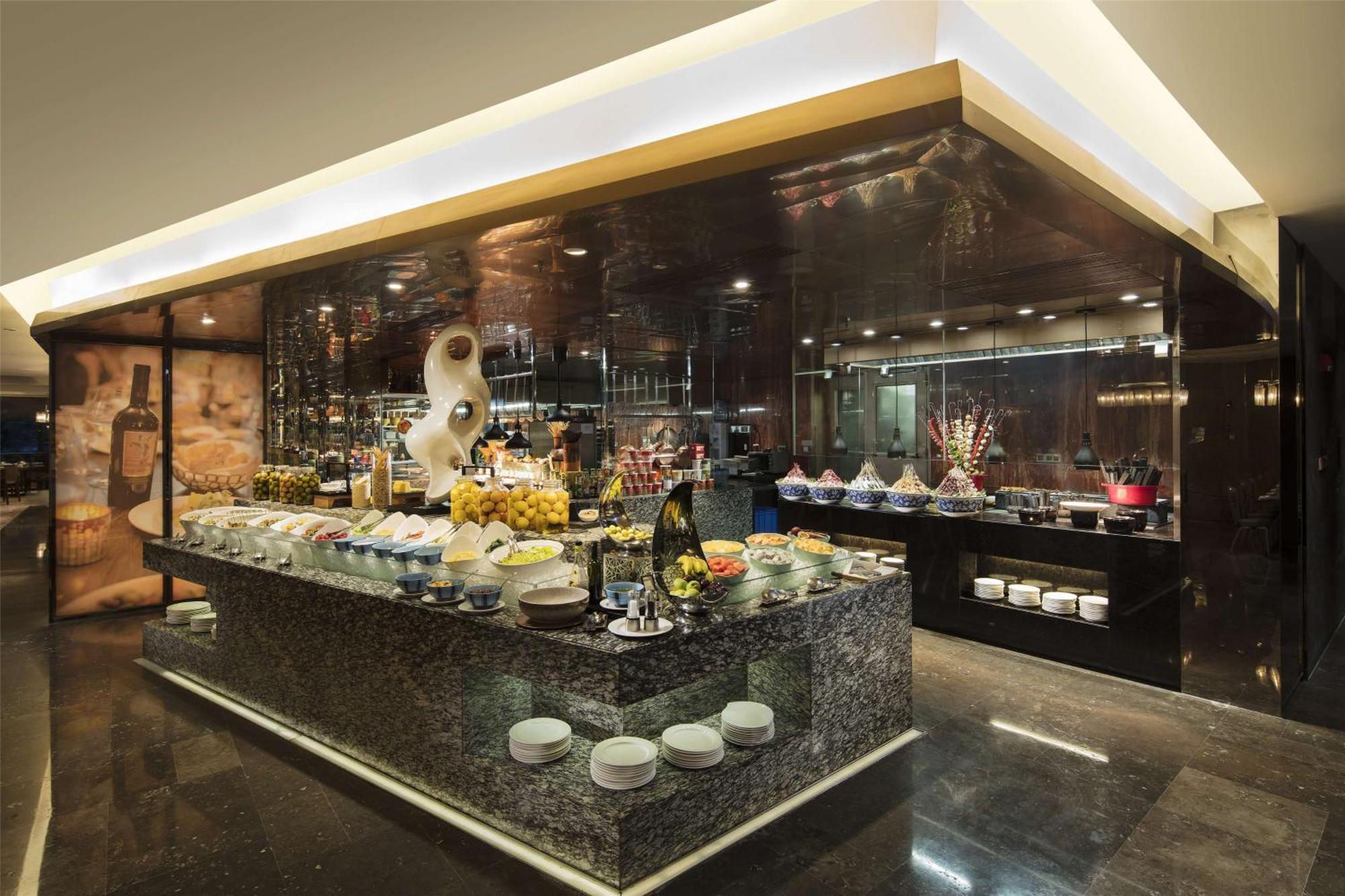 Hilton Guangzhou Tianhe - Free Shuttle Bus And Registration Counter Available During Canton Fair Period Eksteriør bilde The buffet at the lobby