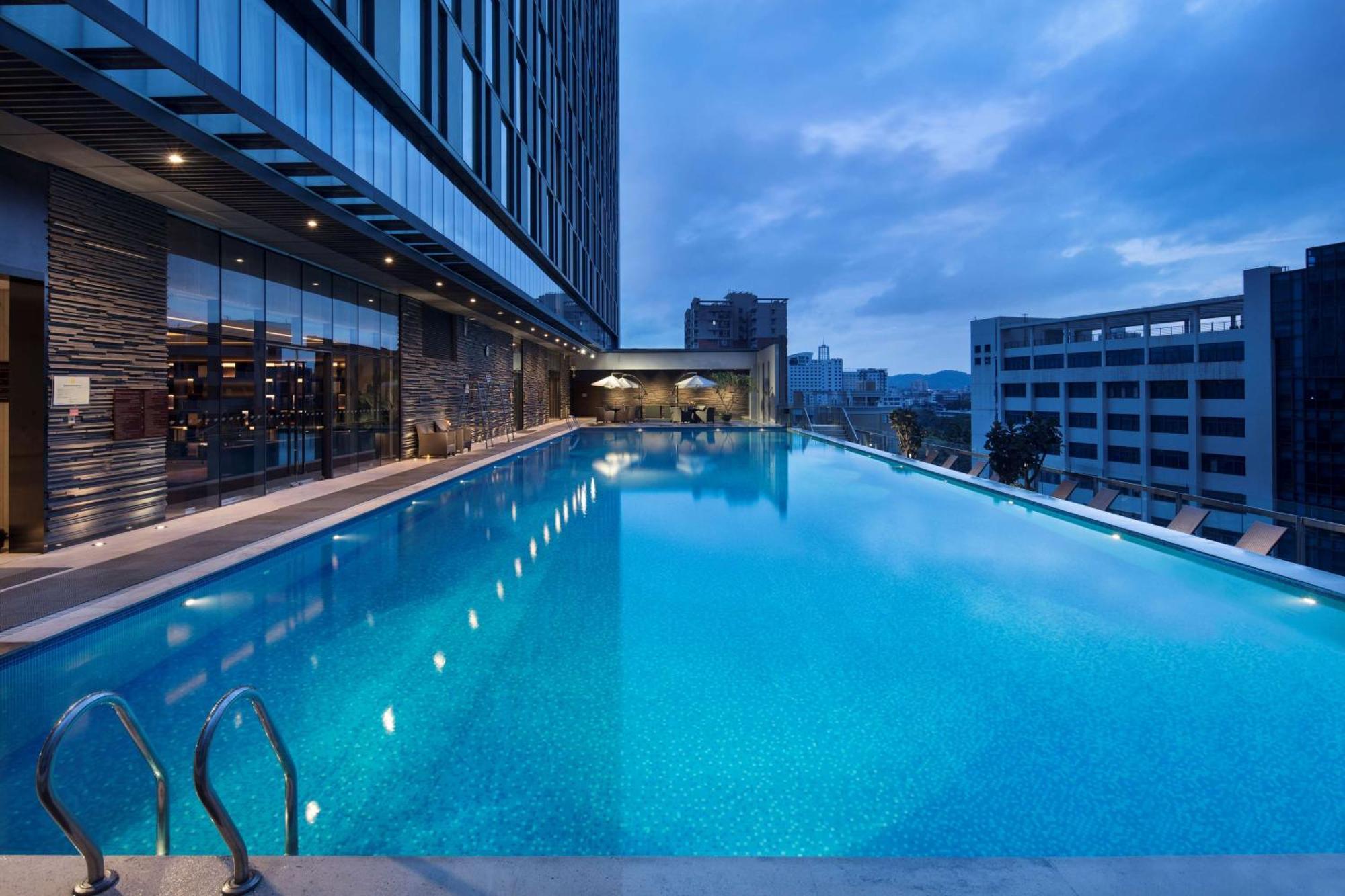 Hilton Guangzhou Tianhe - Free Shuttle Bus And Registration Counter Available During Canton Fair Period Eksteriør bilde The swimming pool at the hotel