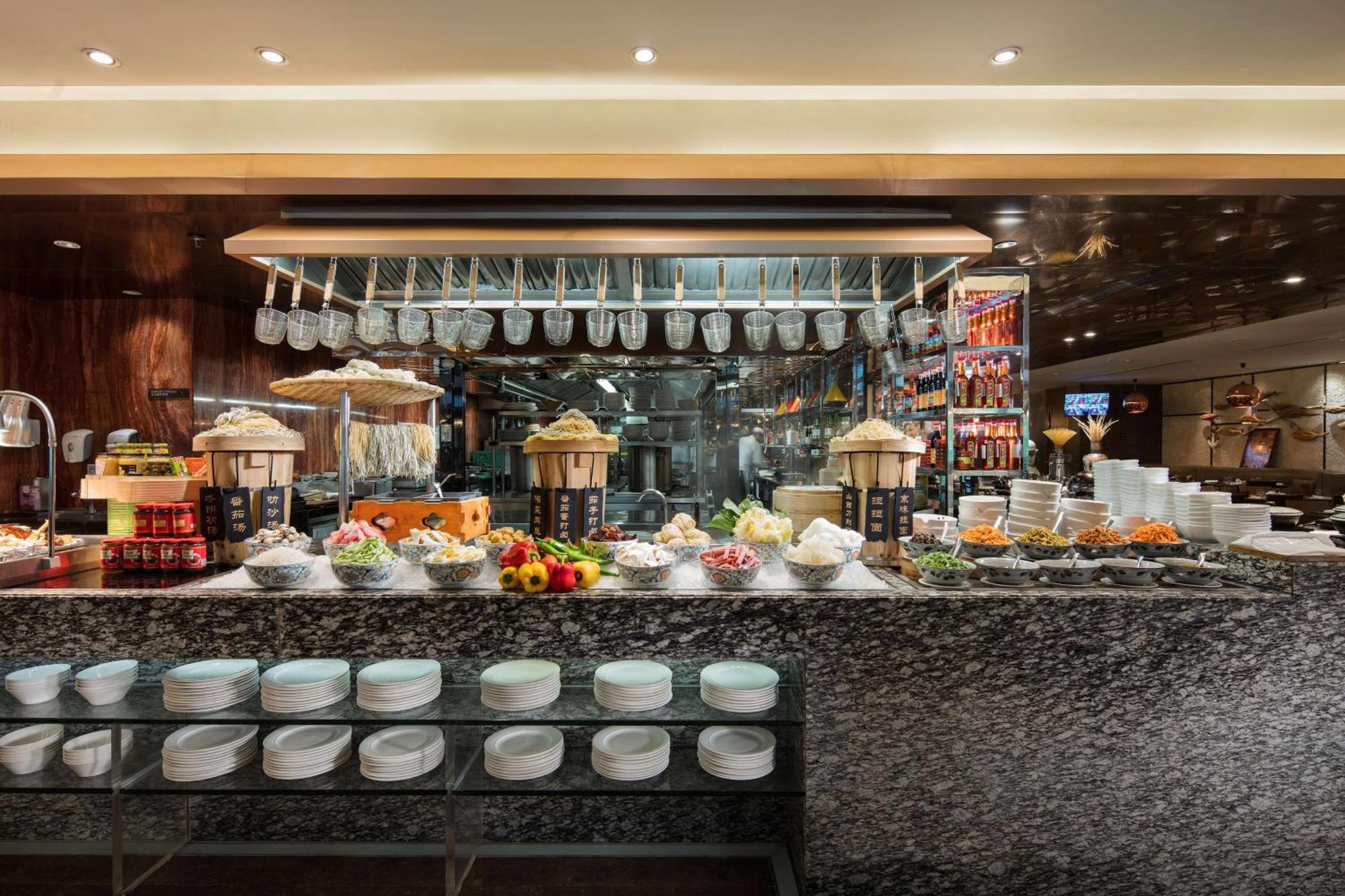 Hilton Guangzhou Tianhe - Free Shuttle Bus And Registration Counter Available During Canton Fair Period Eksteriør bilde A buffet at a hotel