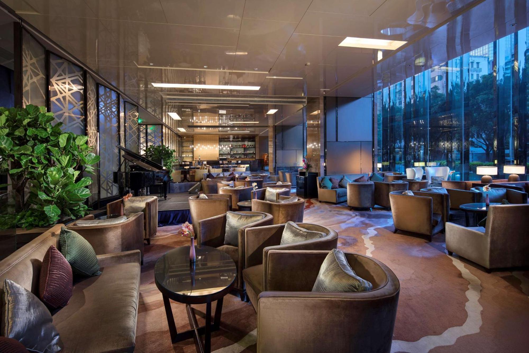 Hilton Guangzhou Tianhe - Free Shuttle Bus And Registration Counter Available During Canton Fair Period Eksteriør bilde The Club lounge at Hong Kong International Airport