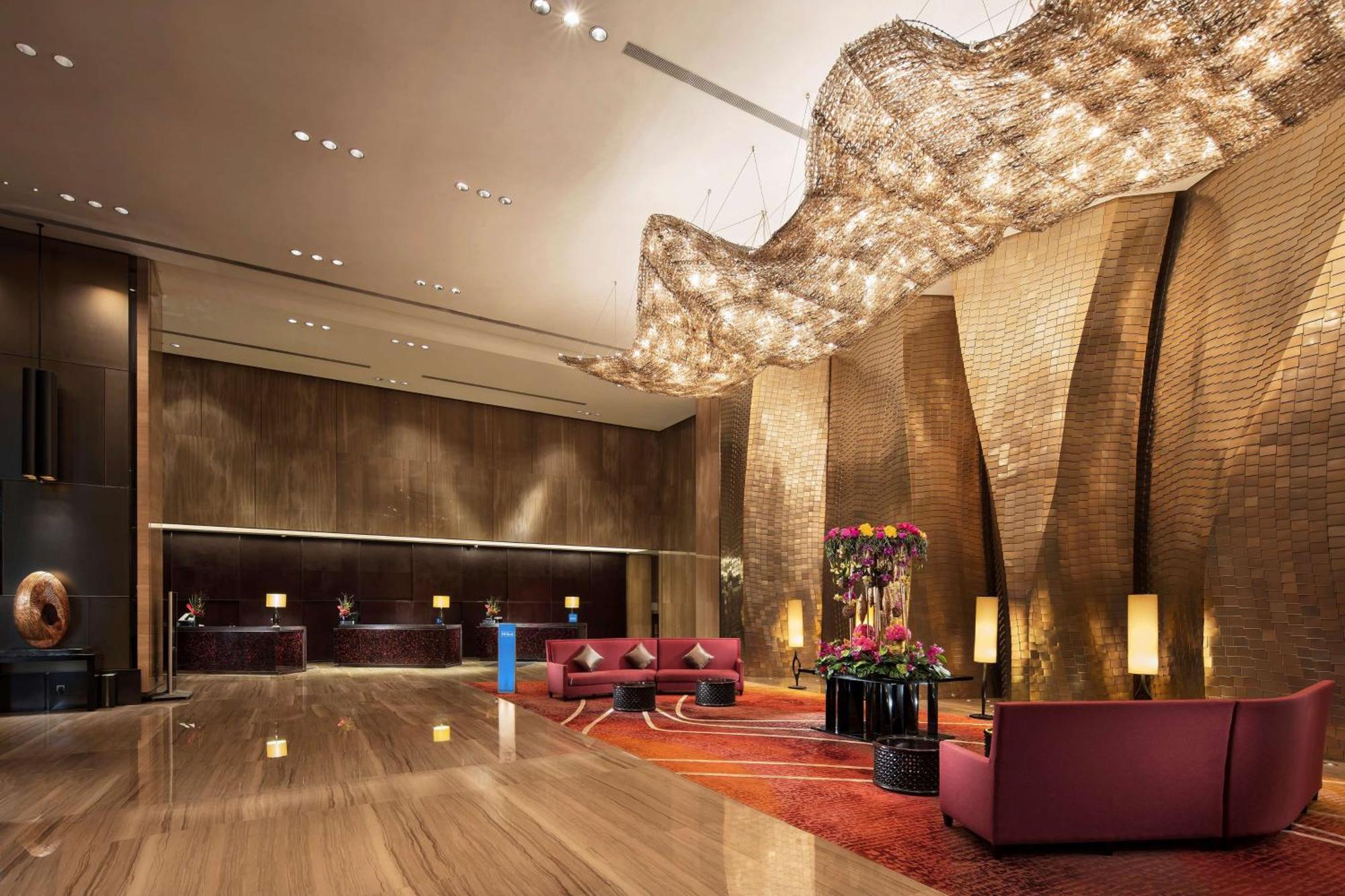 Hilton Guangzhou Tianhe - Free Shuttle Bus And Registration Counter Available During Canton Fair Period Eksteriør bilde The lobby of the hotel