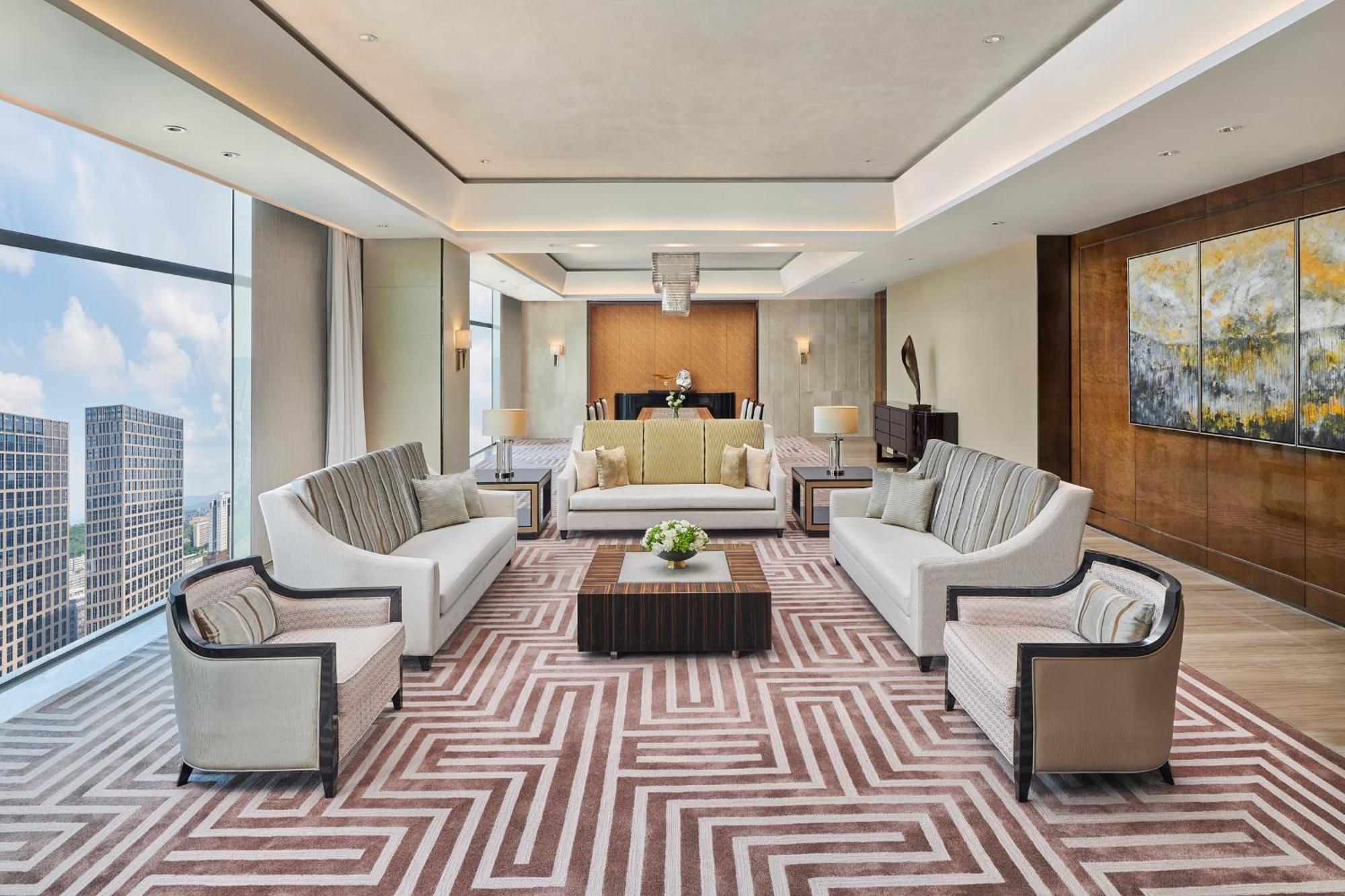 Hilton Guangzhou Tianhe - Free Shuttle Bus And Registration Counter Available During Canton Fair Period Eksteriør bilde The interior of a suite at the hotel