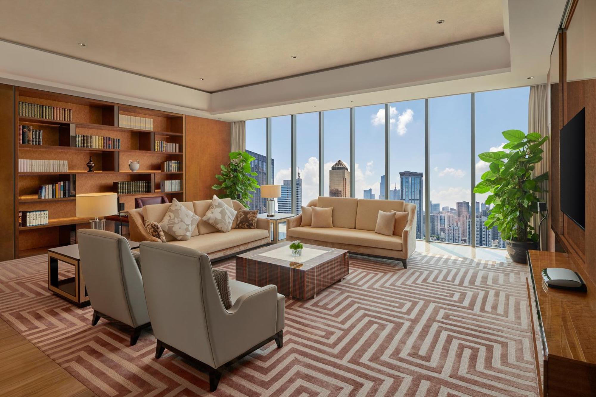 Hilton Guangzhou Tianhe - Free Shuttle Bus And Registration Counter Available During Canton Fair Period Eksteriør bilde A living room in a suite at the hotel