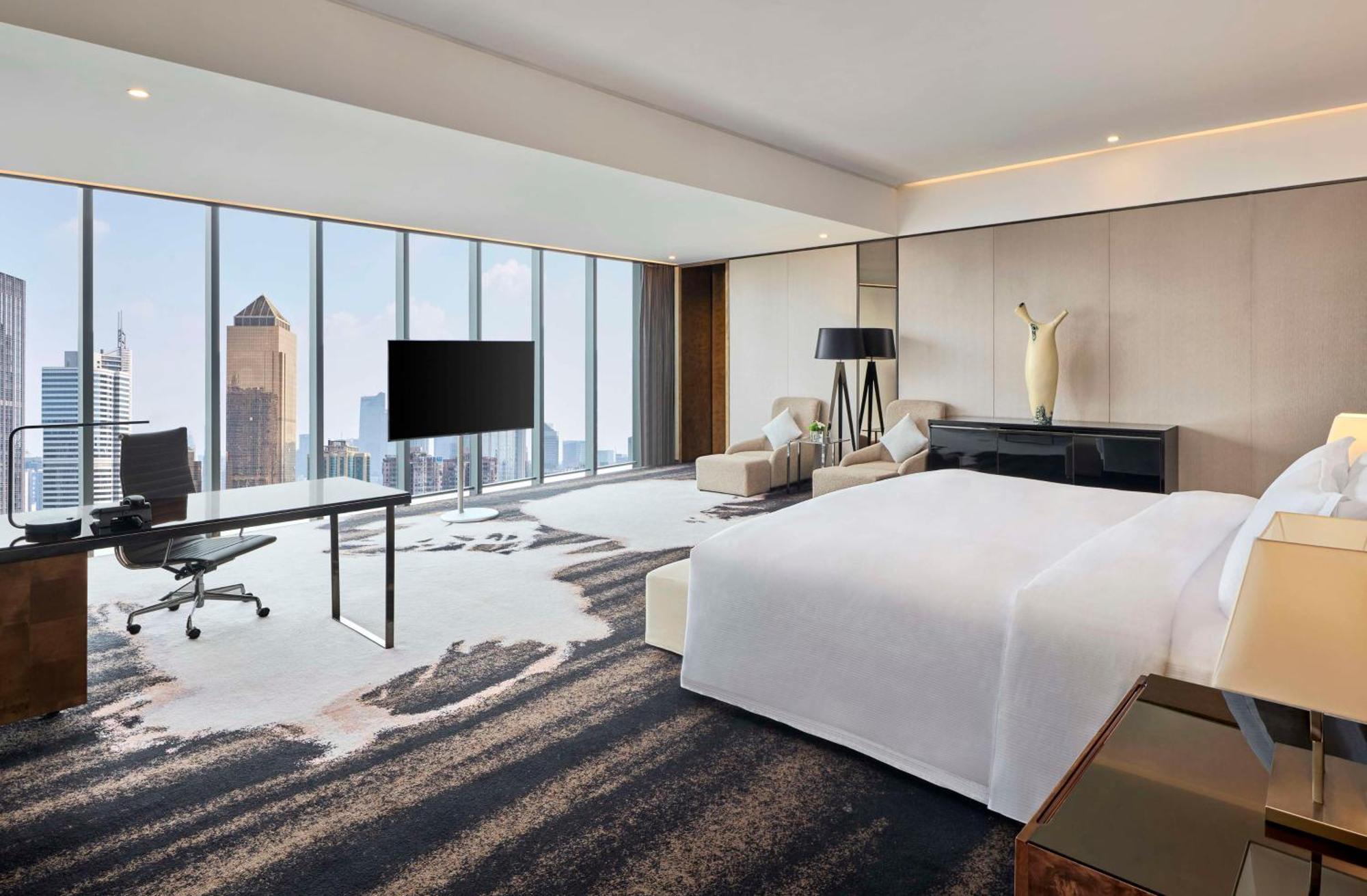 Hilton Guangzhou Tianhe - Free Shuttle Bus And Registration Counter Available During Canton Fair Period Eksteriør bilde Deluxe Suite