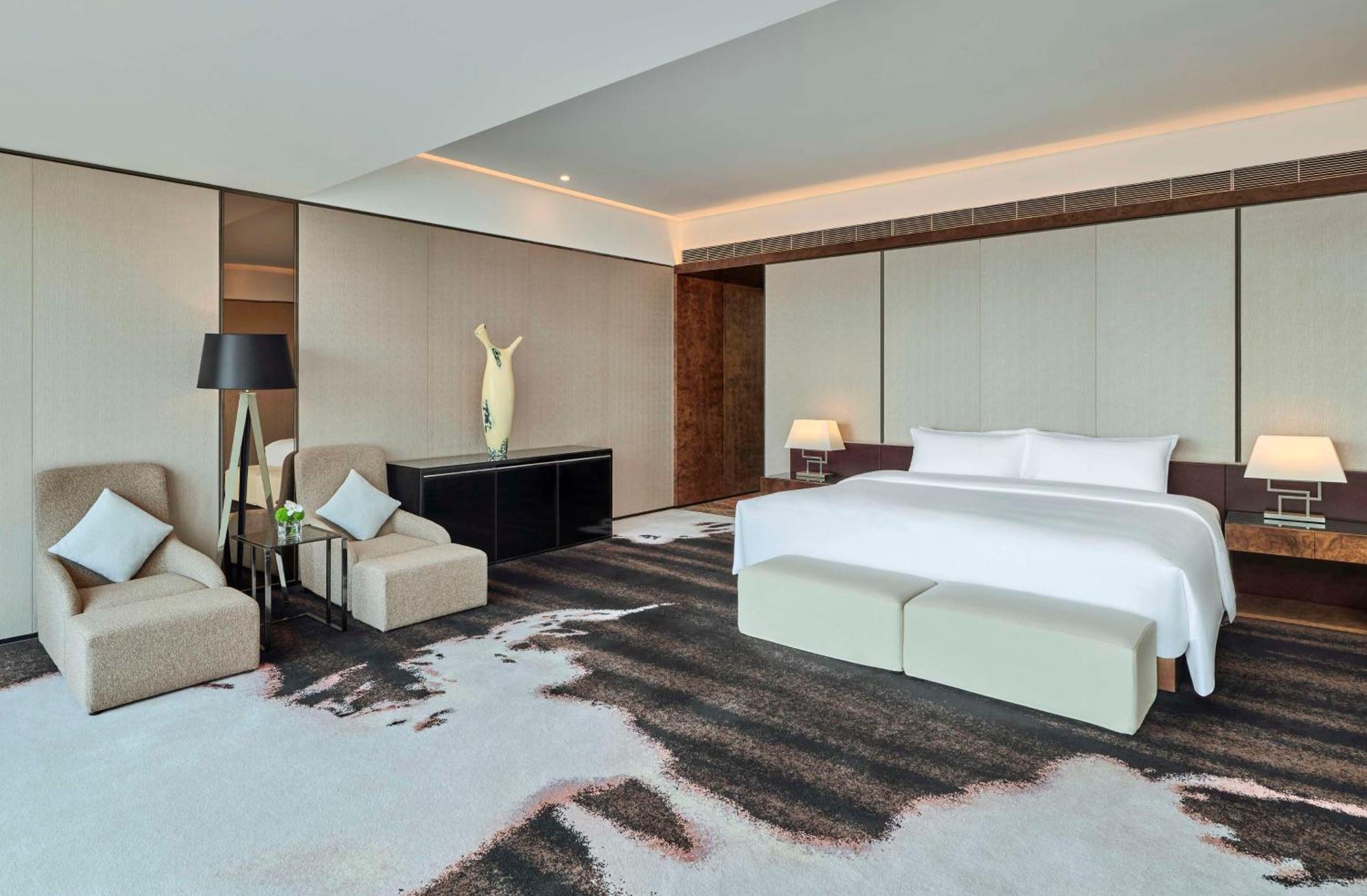 Hilton Guangzhou Tianhe - Free Shuttle Bus And Registration Counter Available During Canton Fair Period Eksteriør bilde A bedroom at the hotel
